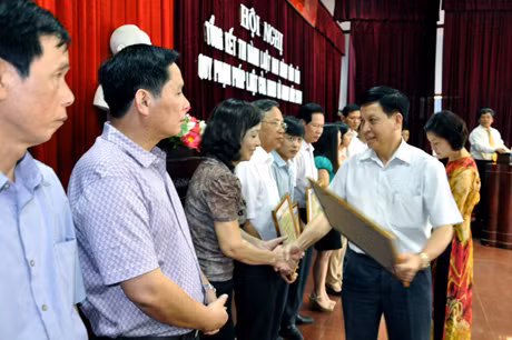 Đồng chí Trần Xuân Cương, Uỷ viên Thường trực HĐND tỉnh tặng Bằng khen của UBND tỉnh cho các cá nhân đạt thành tích xuất sắc trong thực hiện Luật Ban hành văn bản QPPL của HĐND và UBND năm 2004.