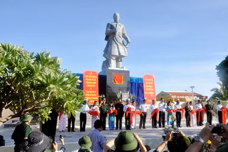 Lễ cắt băng khánh thành tượng đài Trần Hưng Đạo trên đảo Song Tử Tây, sáng ngày 5-5-2012.