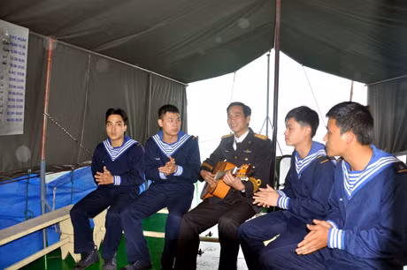 Phút thư giãn của CBCS tàu HQ 201.