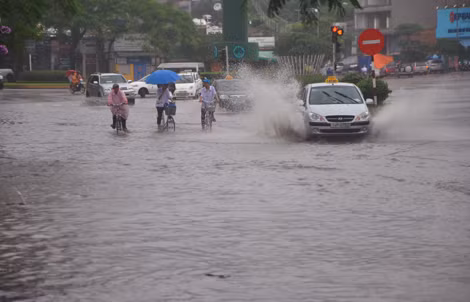 TP Hạ Long: Mưa lớn, nhiều tuyến đường, khu phố thành "sông" ảnh 3 TP Hạ Long: Mưa lớn, nhiều tuyến đường, khu phố thành "sông" ảnh 3