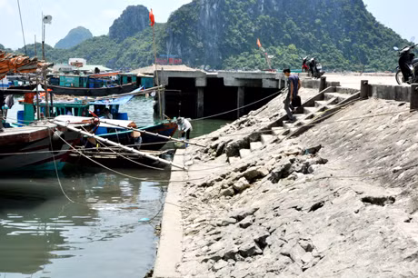 Kè cảng bị xói lở.