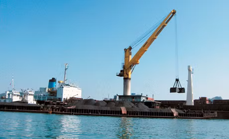 Phát huy lợi thế cảng biển là một trong những thuận lợi thu hút đầu tư của TP Cẩm Phả. Trong ảnh: Tàu vào làm hàng tại Cảng Cẩm Phả. Ảnh: Hồng Nhung