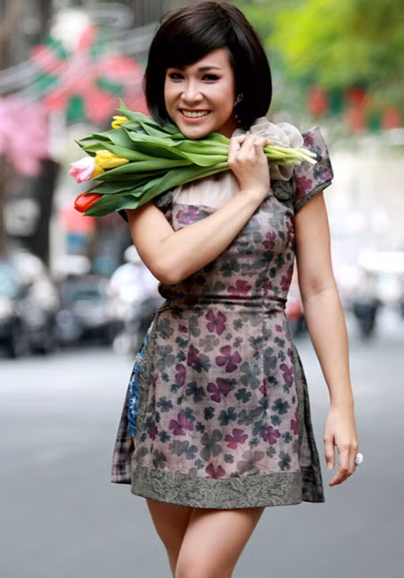 Ca sĩ Uyên Linh có lẽ là người lập “kỷ lục” vì trong một thời gian ngắn mà có rất nhiều tin đồn xung quanh mình.