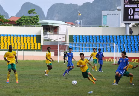 Nếu cứ thi đấu tốt như hiện nay TQN (áo sẫm màu) sẽ có mặt ở V-League một cách xứng đáng.