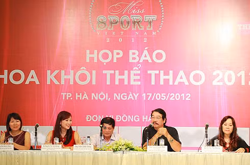Ban tổ chức Hoa khôi Thể thao Việt Nam trả lời thắc mắc của báo giới. Ảnh: Thế Dương.