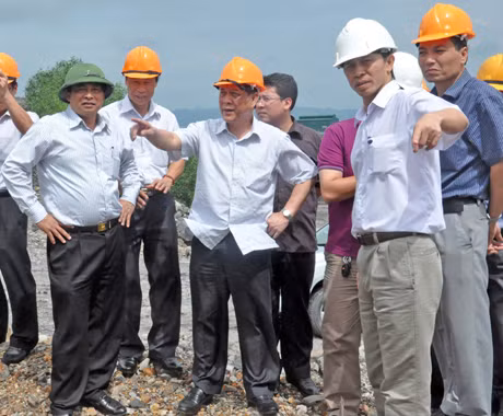 Đồng chí Đỗ Thông, Phó Chủ tịch Thường trực UBND tỉnh cùng các đại biểu khảo sát vị trí đổ thải theo đề xuất của Công ty CP Than Đèo Nai