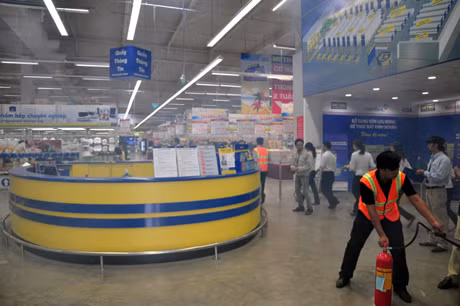 Tình huống giả định là đám cháy, khói khí bốc ra từ bên trong siêu thị Metro Hạ Long.