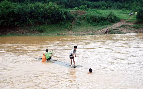 Mùa mưa lũ người dân Loong Toỏng phải đi lại bằng mảng rất nguy hiểm.