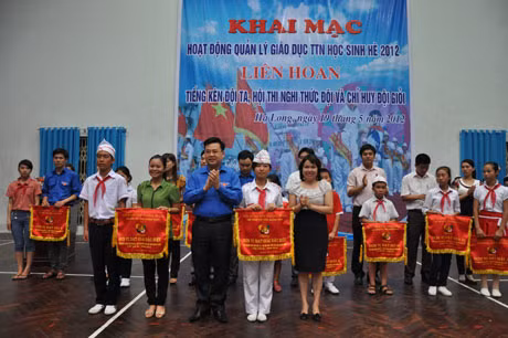 Đồng chí Hoàng Bá Nam, Bí thư Tỉnh đoàn trao giải đặc biệt cho đội huyện Ba Chẽ và TP Hạ Long trong Hội thi Nghi thức đội.