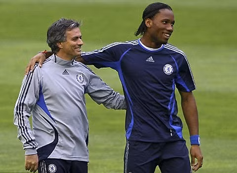 Drogba (phải) và Mourinho vốn là chỗ thân tình.