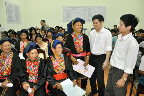 Lãnh đạo Sở Tư pháp và cán bộ Trung tâm Trợ giúp pháp lý Nhà nước tỉnh trao đổi, trò chuyện với người dân thôn Nà Bắp, xã Đồn Đạc (Ba Chẽ).
