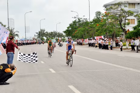 Các vận động viên cán đích chặng đua thứ 3 tại Bãi Cháy, TP Hạ Long.