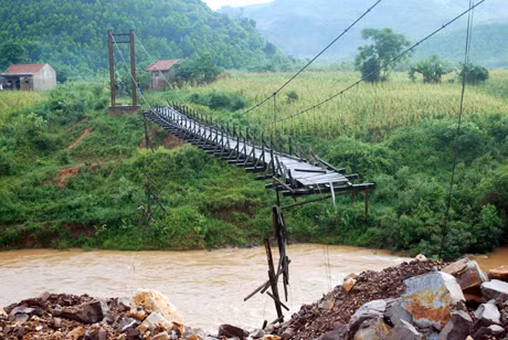 Chiếc cầu treo giờ trở thành vật vô dụng.