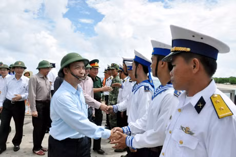 Cán bộ chiến sĩ đảo Trường Sa lớn đón đoàn công tác tỉnh Quảng Ninh đến thăm đảo.