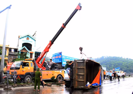 Lực lượng cứu hộ cố gắng giải tỏa hiện trường.