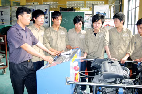 Giờ học thực hành kỹ năng điều khiển ô tô của thầy và trò Trường CĐ Công nghiệp xây dựng Quảng Ninh.