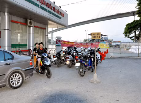 Và không hiểu sao, chính quyền sở tại vẫn để hình thành nơi trông giữ xe phục vụ người đến bến tắm như thế này?