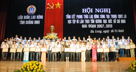 Các đồng chí Đỗ Thị Hoàng, Phó Bí thư thường trực Tỉnh ủy, Trưởng đoàn đại biểu Quốc hội tỉnh Quảng Ninh; Đỗ Thông, Phó Chủ tịch thường trực UBND tỉnh tặng tặng Bằng khen của UBND tỉnh cho các cá nhân, tập thể có thành tích xuất sắc trong phong trào thi đua