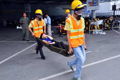 Nạn nhân bị mặc kẹt được đưa ra bên ngoài.