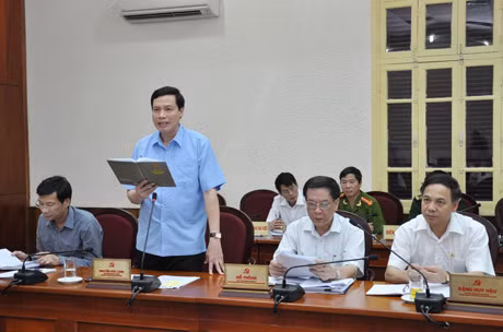 Đồng chí Nguyễn Đức Long, Phó Bí thư Tỉnh uỷ, Chủ tịch HĐND tỉnh tặng bằng khen cho các tập thể có thành tích xuất sắc.