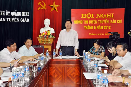 Đồng chí Phạm Hồng Cẩm, Phó Trưởng Ban Tuyên giáo Tỉnh ủy phát biểu tại hội nghị.