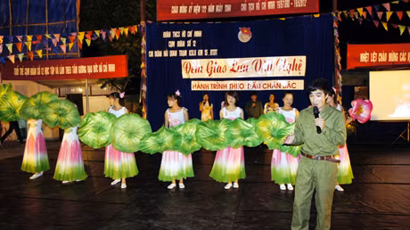 Các đoàn viên thanh niên đã đem đến đêm giao lưu các tiết mục ca ngoại quê hương, đất nước và Bác Bồ kính yêu.