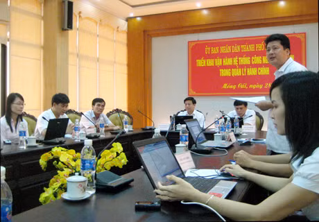 Lãnh đạo TP Móng Cái giới thiệu về mô hình chính quyền điện tử của thành phố.