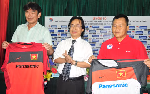 Ông Phan Thanh Hùng và Lư Đình Tuấn trong lễ công bố HLV của VFF. Ảnh: Thế Ngọc.