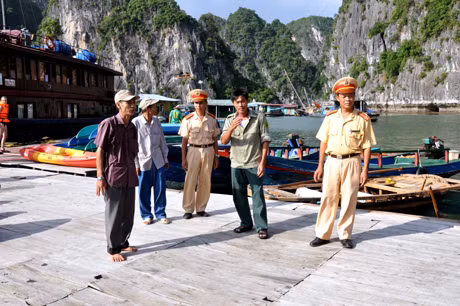 Tuyên truyền, hướng dẫn ngư dân làng chài trên Vịnh Hạ Long chấp hành Luật GTĐTNĐ và giữ gìn ANTT trên biển.