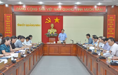 Đồng chí Bí thư Tỉnh uỷ Phạm Minh Chính phát biểu tại hội nghị.