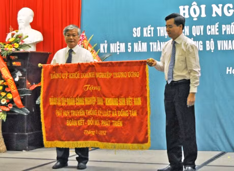 Đồng chí Nguyễn Quang Dương, Phó Bí thư Thường trực Đảng ủy Khối Doanh nghiệp Trung ương trao bức trướng của Đảng bộ khối cho Đảng bộ Vinacomin. Ảnh: Minh Hồng.
