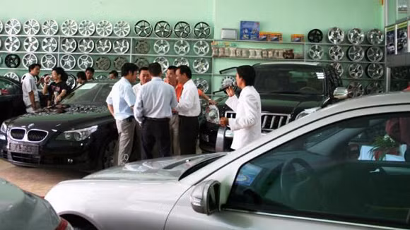 Các doanh nghiệp buôn bán ô tô vẫn vắng khách dù có nhiều ưu đãi.