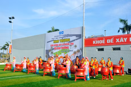 Tiết mục văn nghệ chào mừng tại lễ khai trương sân bóng.