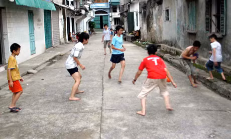 Hay những chú bé khu phố Quang Trung (thị trấn Tiên Yên) cứ vô tư chơi bóng giữa đường mà không để ý gì đến an toàn giao thông (ảnh 3).
