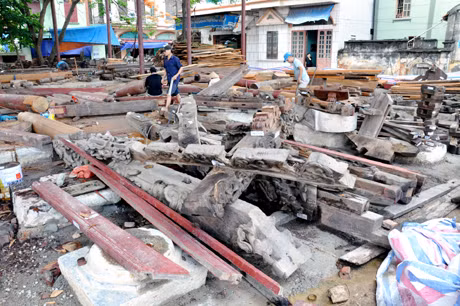 Dự án trùng tu đình Phong Cốc sau hơn 1 năm triển khai vẫn còn ngổn ngang như thế này.