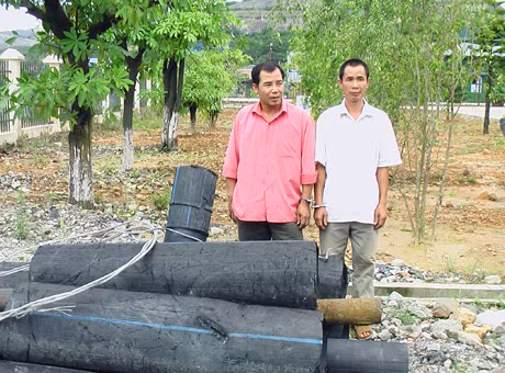 Các đối tượng Tùng và Nam cùng tang vật.