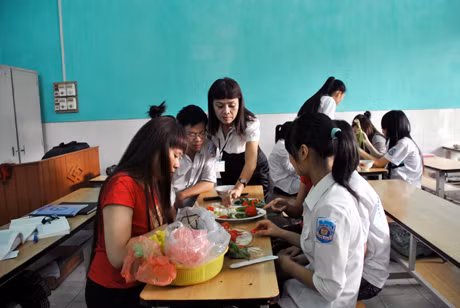 UBND tỉnh đã chỉ đạo các Trung tâm HN&GDTX phải tổ chức học văn hoá kết hợp với học nghề cho học sinh bổ túc THPT trong độ tuổi. Trong ảnh: Dạy nghề nấu ăn ở Trung tâm HN&GDTX tỉnh.