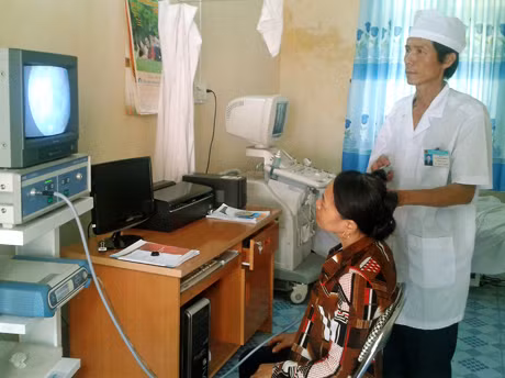Nội soi tai cho người dân tại Trạm Y tế xã Xuân Sơn (Đông Triều)