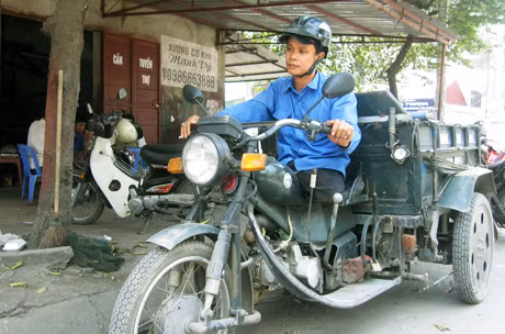 Anh Đinh Viết Quang, tổ 33, khu 3, phường Cao Xanh (TP Hạ Long) là một trong số ít người tàn tật tự tạo được việc làm để ổn định cuộc sống.