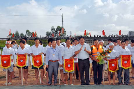 Lãnh đạo Sở VH-TT và DL và lãnh đạo huyện Đông Triều tặng hoa, cờ lưu niệm cho đại diện các đoàn tham dự.