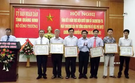 Lãnh đạo Sở Công Thương trao bằng khen của UBND tỉnh cho các tập thể.
