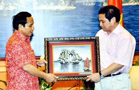 Đồng chí Phạm Minh Chính, Uỷ viên T.Ư Đảng, Bí thư Tỉnh uỷ tặng Đoàn đại biểu Thanh tra Chính phủ Lào bức tranh phong cảnh Vịnh Hạ Long.