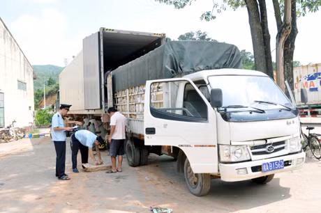 Hải quan cửa khẩu Hoành Mô (Bình Liêu) kiểm tra phương tiện vận chuyển hàng hoá.