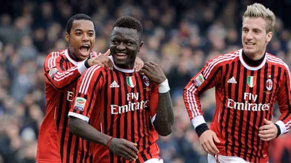 Tiền vệ Mutari (giữa) vừa gia hạn hợp đồng 2 năm với Milan