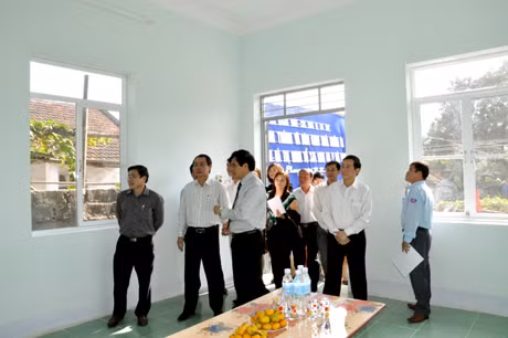 Đại diện Báo Quảng Ninh và các nhà tài trợ trong buổi trao tặng Ngôi nhà nhân ái cho gia đình em Đặng Văn Tới (phường Hà Phong, TP Hạ Long).