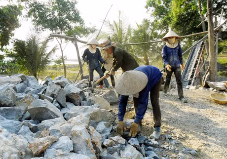 Trong nắng nóng ngột ngạt, những nữ công nhân khai thác đá vẫn miệt mài làm việc...