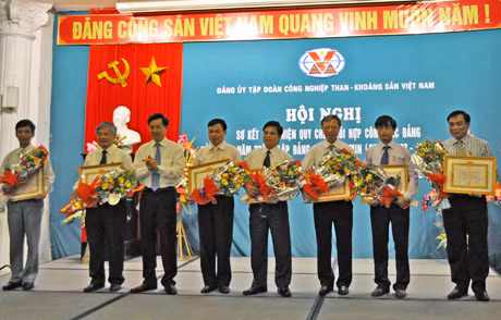 Đồng chí Nguyễn Quang Dương, Phó Bí thư Thường trực Đảng ủy Khối Doanh nghiệp Trung ương trao huy hiệu 30 năm, 40 năm tuổi đảng cho 7 đồng chí đảng viên thuộc Đảng bộ. Ảnh: Minh Hồng.