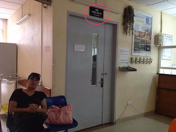 Nhiều cư dân mạng còn chỉ ra, nam ca sĩ Hà Nội đưa bạn diễn đi siêu âm ở khoa phụ sản.