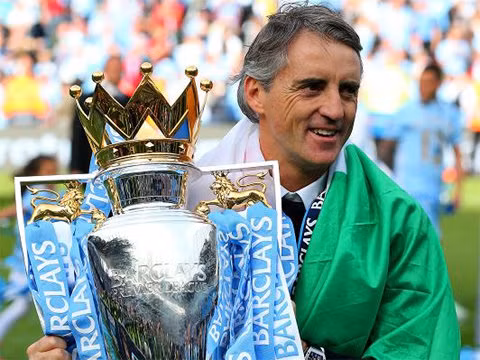 Roberto Mancini và chiếc Cup Premier League 2012.
