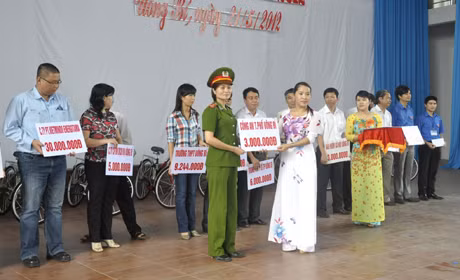 trên 30 đơn vị, doanh nghiệp, trường học trên địa bàn đã ủng hộ Quỹ Bảo trợ trẻ em TP Uông Bí với tổng số tiền 282 triệu đồng.